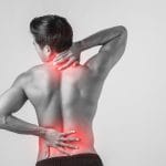 Hombre joven con dolor lumbar y cervical