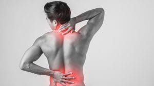 Hombre joven con dolor lumbar y cervical